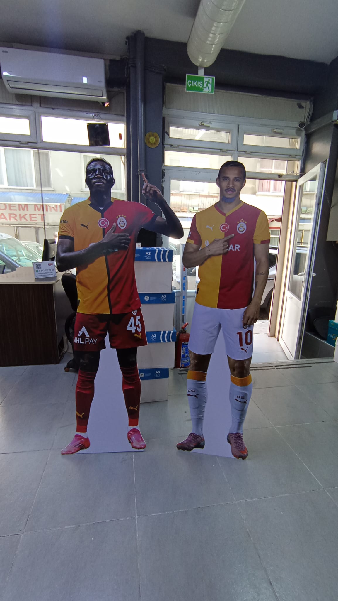 Futbolcu figürlerinden oluşan kontur kesimli ayaklı fotoblok çalışması