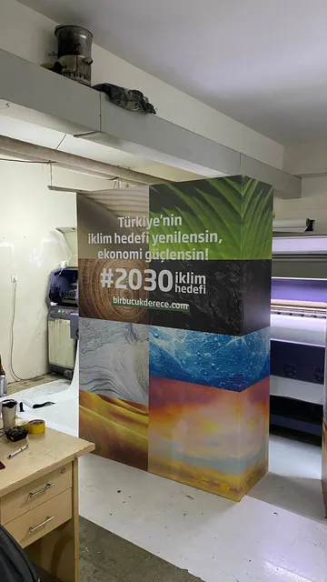İklim hedefi panosu — detay — 2030 iklim hedefi için hazırlanan baskılı panonun ön ve yan yüzey görünümü.