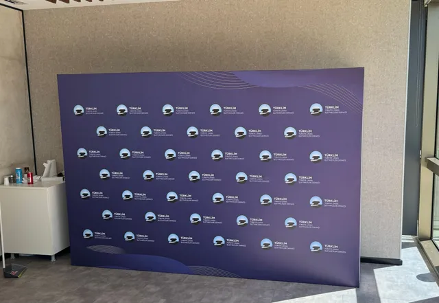 TÜRKLİM sponsor duvarı — Türkiye Liman İşletmecileri Derneği logolarıyla hazırlanan fotoğraf ve etkinlik fonu.