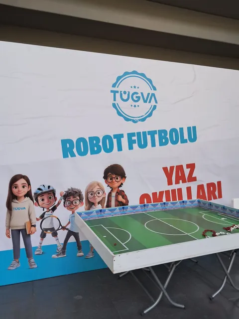 Robot futbolu etkinlik fonu — TÜGVA yaz okulları robot futbolu alanındaki baskılı arka fon uygulaması.