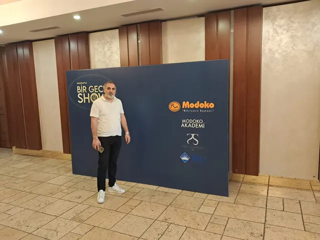 Modoko etkinlik fotoğraf duvarı — Modoko etkinliği için hazırlanan marka ve sponsor logolu fotoğraf fonu.