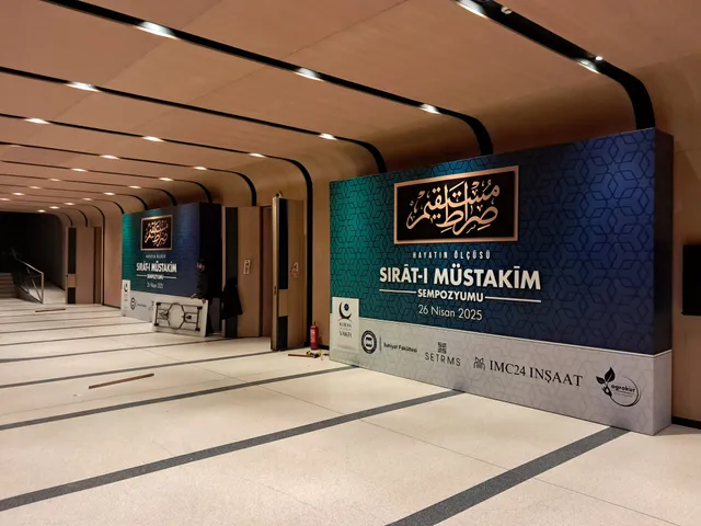 Sempozyum karşılama fonları — Sırat-ı Müstakim Sempozyumu için fuaye alanına yerleştirilen iki etkinlik fonu.