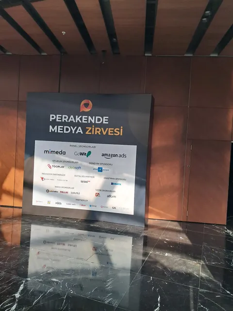 Perakende Medya Zirvesi sponsor panosu — Etkinlik sponsorlarını ve partnerlerini bir arada gösteren baskılı pano.