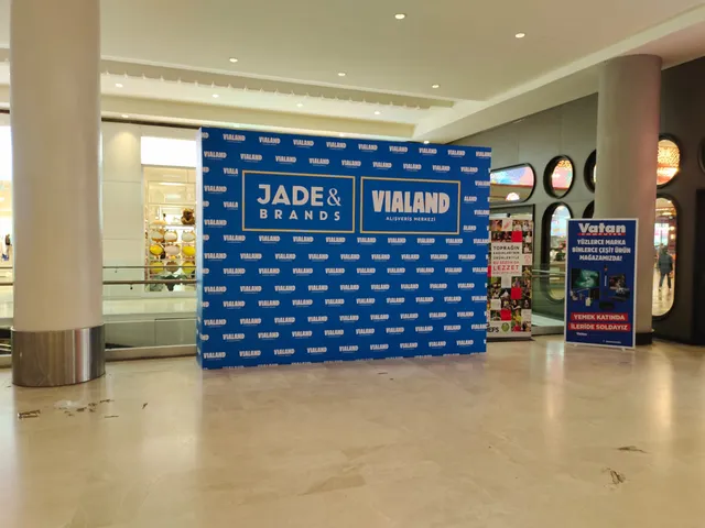 Vialand AVM etkinlik duvarı — Jade & Brands ve Vialand logolu fonun alışveriş merkezi içindeki uygulaması.
