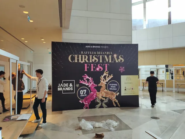 Raffles İstanbul Christmas Fest fonu — Jade & Brands Christmas Fest etkinliği için hazırlanan karşılama fonunun kurulum görünümü.