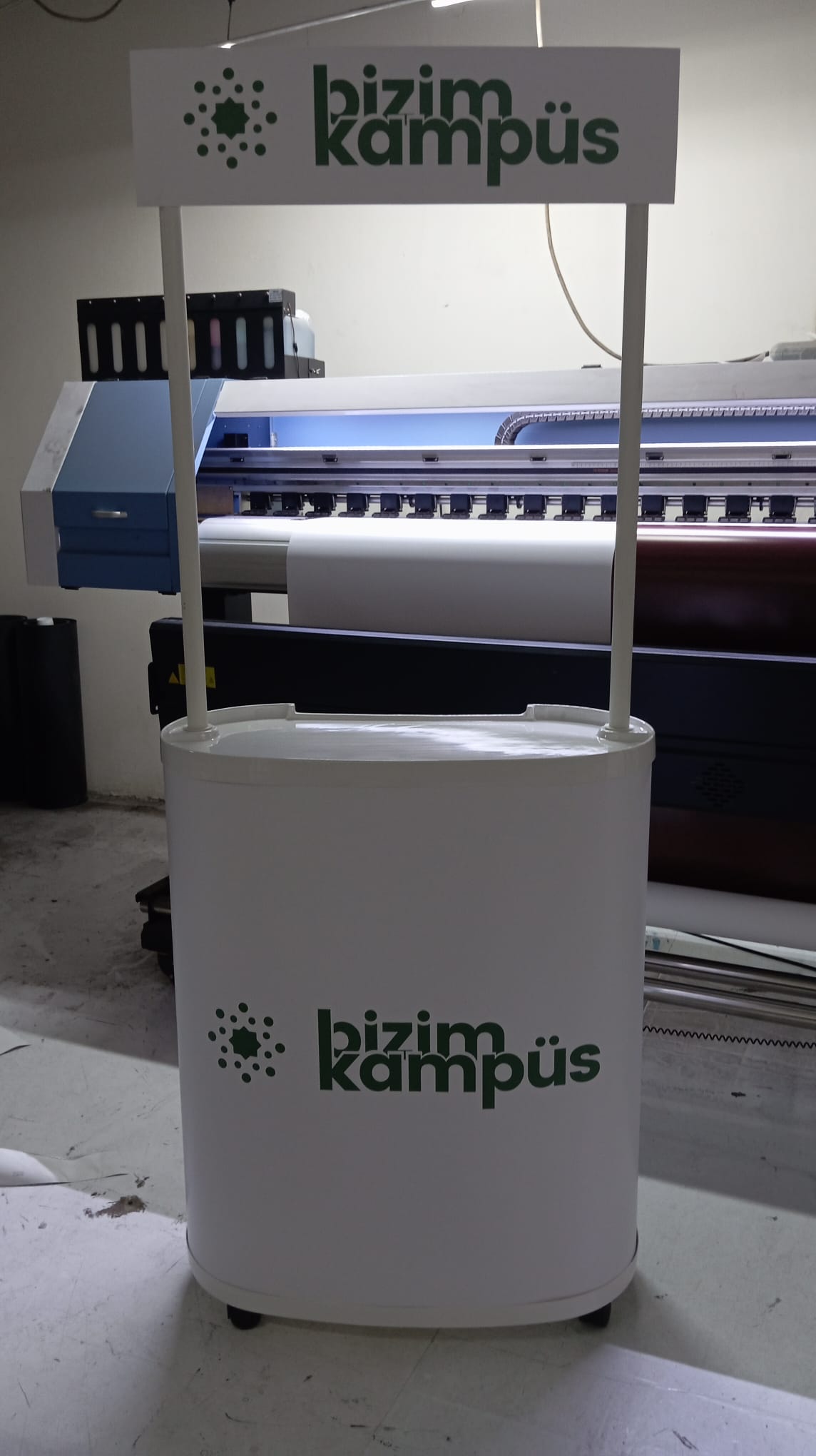 Bizim Kampüs için hazırlanan baskılı oval (fasulye) tanıtım standı.