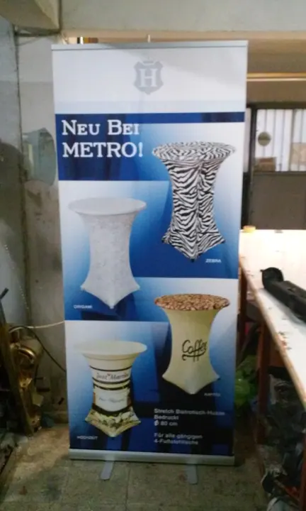 Metro ürün tanıtım roll-up — Ürün görselleriyle hazırlanan roll-up baskının ön görünümü.