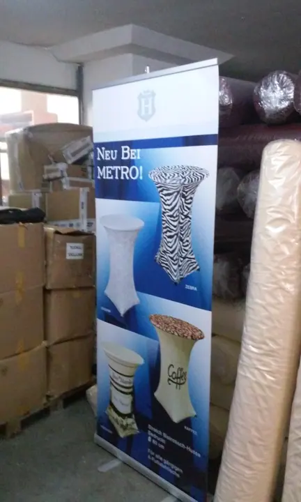Roll-up baskı — yan görünüm — Aynı ürün tanıtım baskısının atölyedeki yan görünümü.