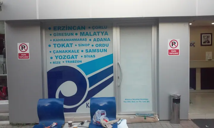 Seyahat acentesi cam grafikleri — Güzergâh yazıları ve kurumsal renklerle hazırlanan cam yüzey uygulaması.