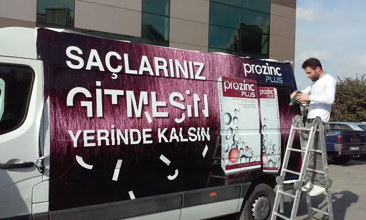 Panelvan folyo uygulaması — detay — Araç yüzeyinde folyonun yerinde uygulanması.