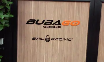 Bubago Group kapı logosu — Ahşap yüzey üzerindeki marka yazıları ve logo uygulaması.