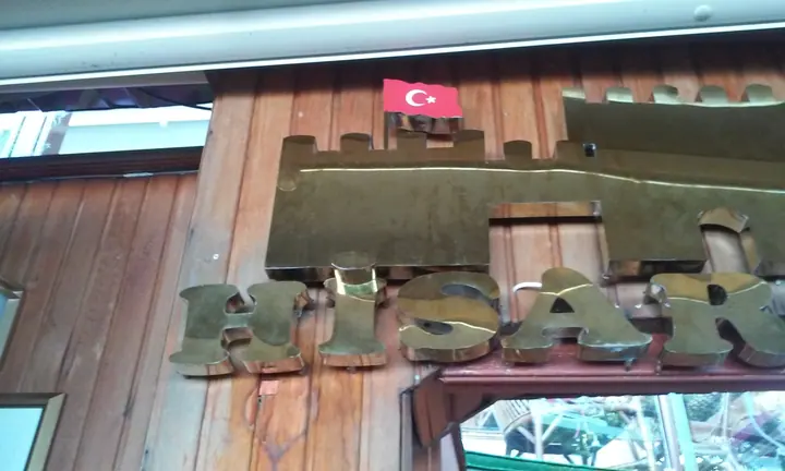 Hisar Cafe tabela detayı — Tabela harflerinin gündüz ve yakından görünümü.