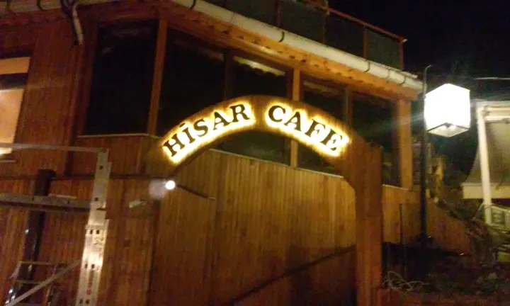 Hisar Cafe giriş tabelası — Girişteki kavisli ışıklı harf uygulaması.