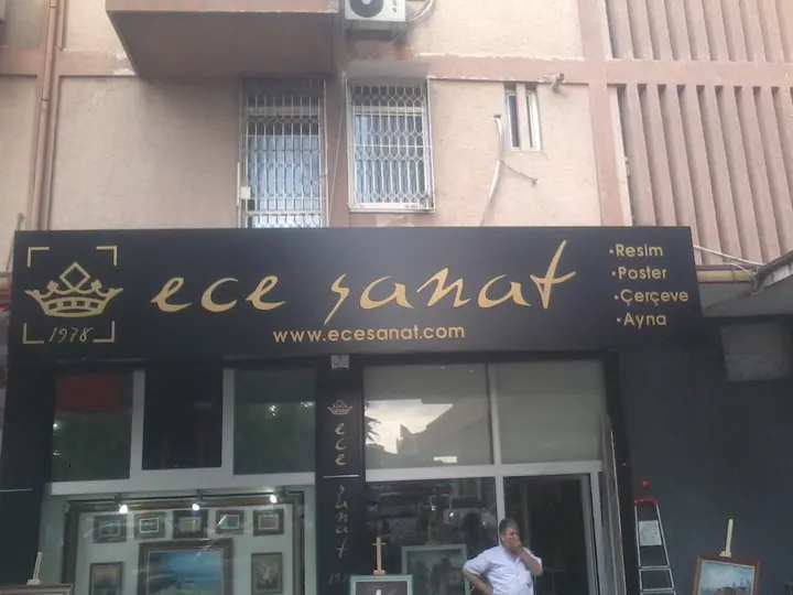 Ece Sanat cephe tabelası — Siyah zemin üzerinde altın renkli logo ve yazı uygulaması.