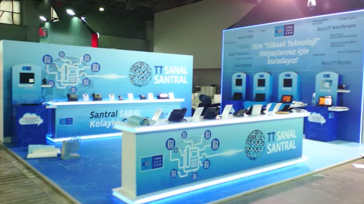 Türk Telekom fuar grafikleri — Fuar alanındaki baskılı duvarlar, bankolar ve ürün sunum yüzeyleri.