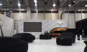 Bentley fuar alanı grafikleri — Fuar alanındaki geometrik duvar deseni ve marka logosunun görünümü.