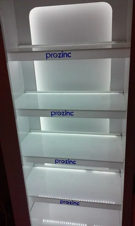 Prozinc ışıklı ürün rafı — Marka yazılı rafların ve aydınlatmalı ürün sunum alanının görünümü.
