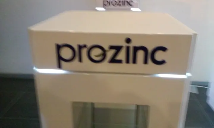 Prozinc markalı sunum ünitesi — Marka yazılı beyaz sunum ünitesinin üst bölüm detayı.