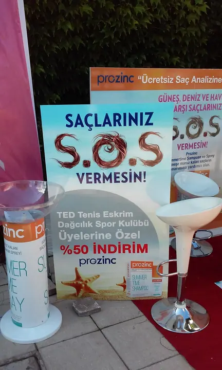 Prozinc etkinlik sunum alanı — Baskılı tanıtım panosu ve yuvarlak markalı bankonun birlikte kullanımı.