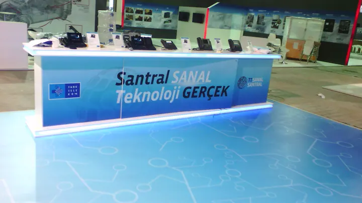 Türk Telekom banko baskısı — Tanıtım bankosunun ön yüzeyindeki baskı ve zeminle birlikte görünümü.