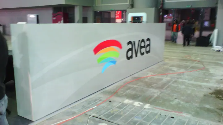 Avea karşılama bankosu — Geniş beyaz banko üzerindeki marka logo uygulaması.