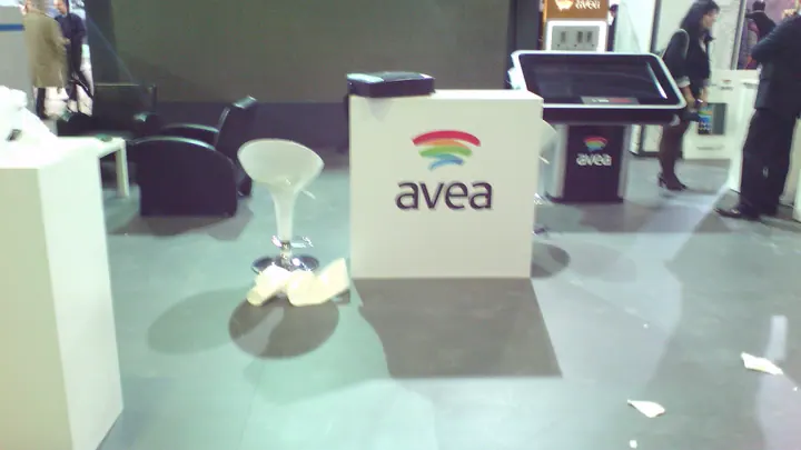 Avea tanıtım bankosu — Fuar alanındaki küçük markalı tanıtım bankosu.
