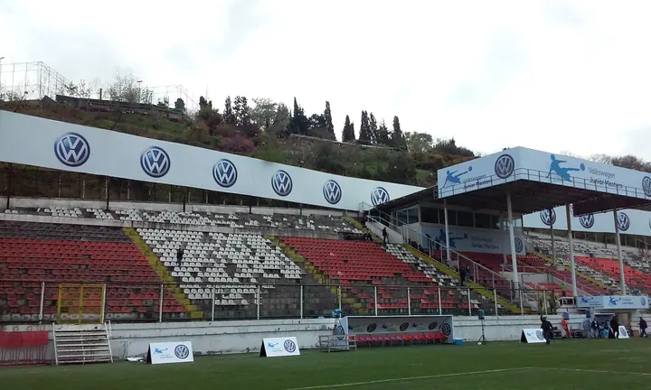 Volkswagen Junior Masters saha baskıları — Tribün çevresi, yedek kulübesi ve saha kenarındaki marka baskıları.