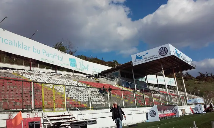 Tribün reklam yüzeyleri — Tribün üstü ve çevresindeki etkinlik baskılarının genel görünümü.