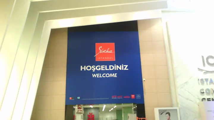 Sirha İstanbul karşılama baskısı — Etkinlik girişindeki büyük boy karşılama görseli.