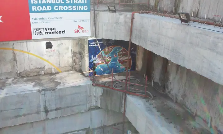 Proje alanı çevre grafikleri — Şantiye duvarlarında kullanılan proje tanıtım ve şehir görselleri.