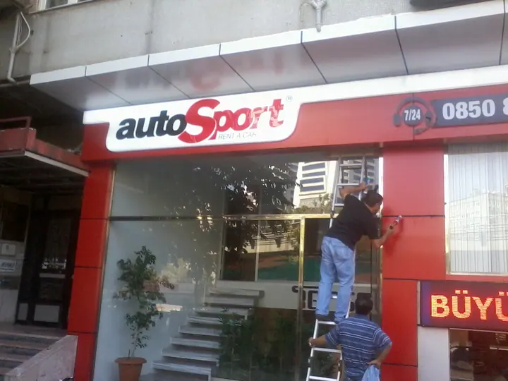 AutoSport cephe uygulama aşaması — Tabela altındaki cephe yüzeylerinin yerinde montaj çalışması.